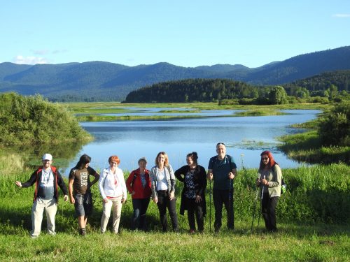 skupinska fotografija na jezeru